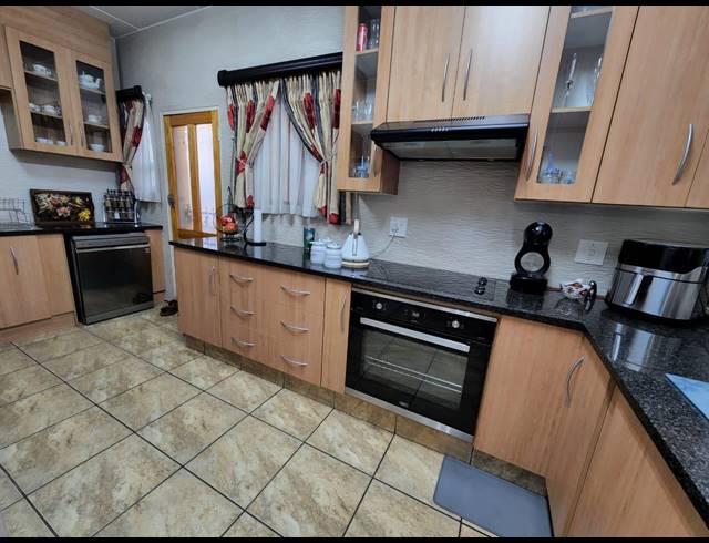 3 BEDROOM TOWNHOUSE FOR SALE IN VANDERBIJLPARK SE 8